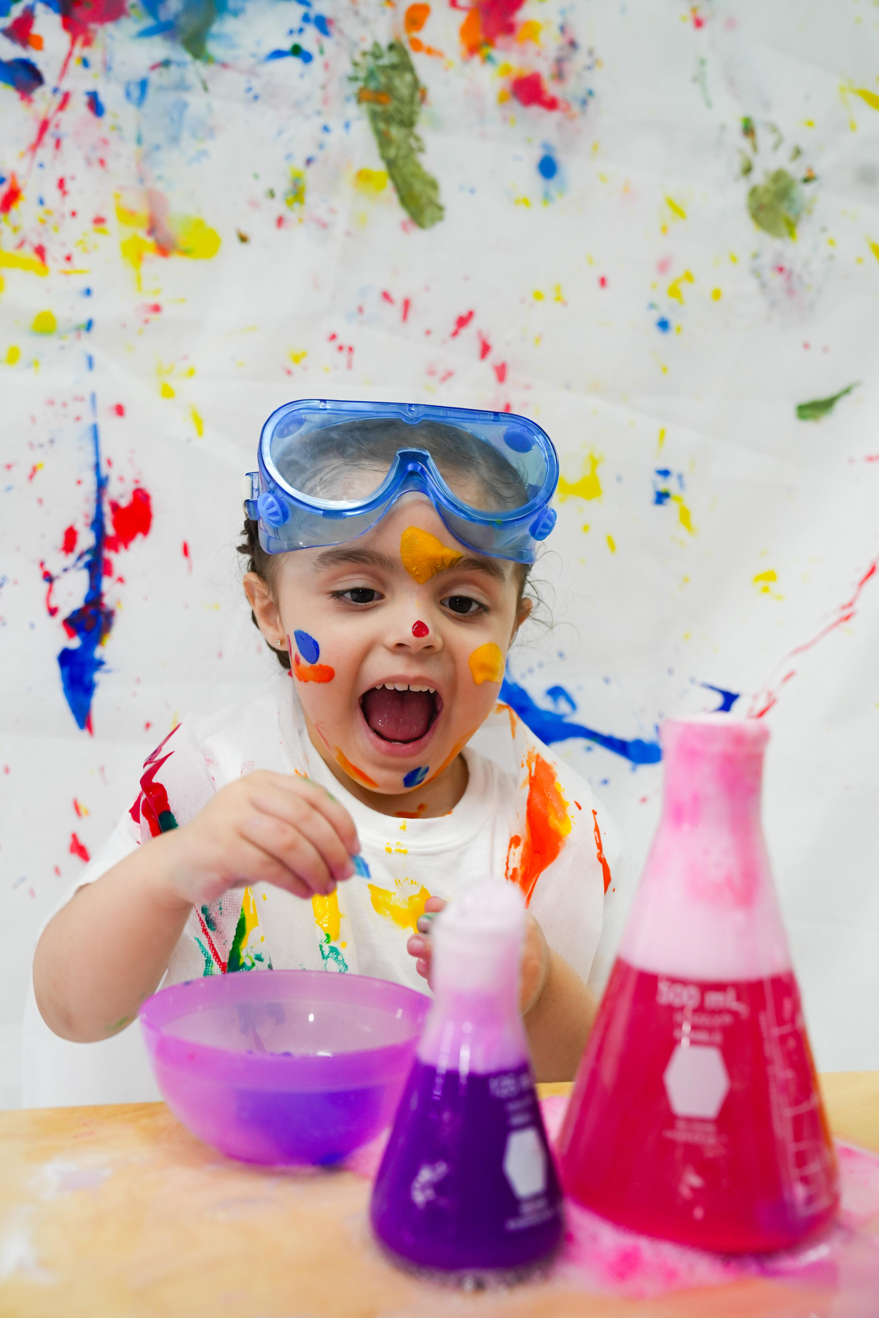 Niña en actividad de ciencias en Preescolar La Casita Dulce