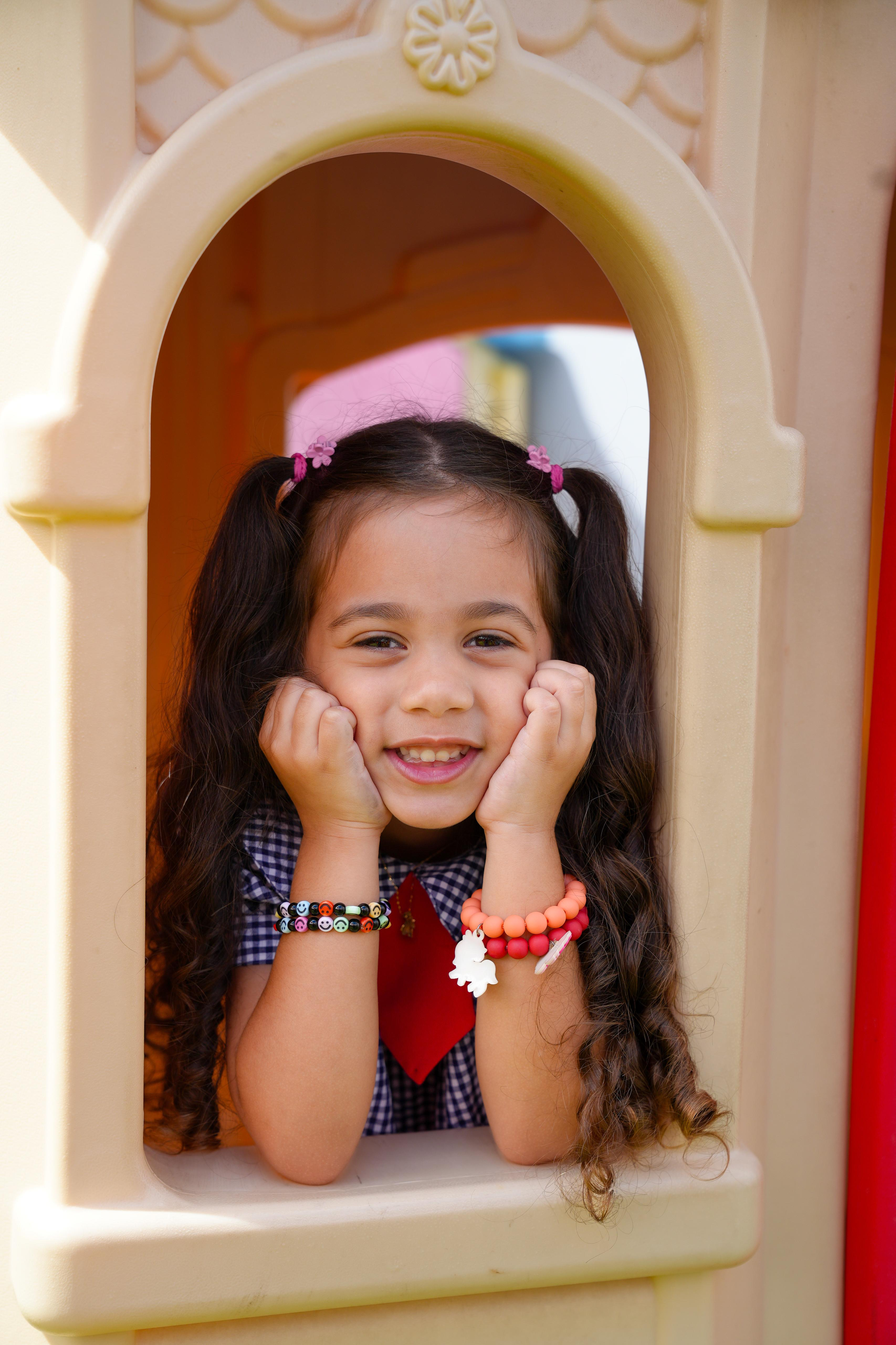 Niña sonriendo en el preescolar