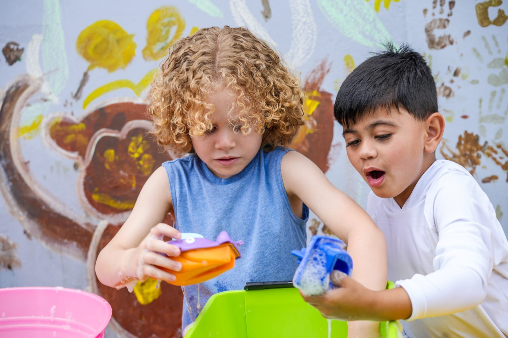 Niño jugando con burbujas en La Casita Dulce