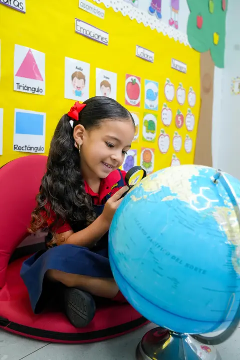 Niña aprendiendo en el salón