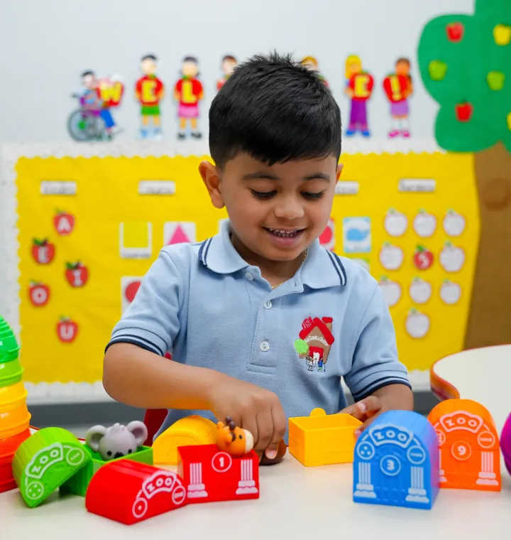 Niño explorando juguetes y materiales de aprendizaje en La Casita Dulce