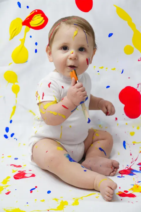 Niño pintando en La Casita Dulce