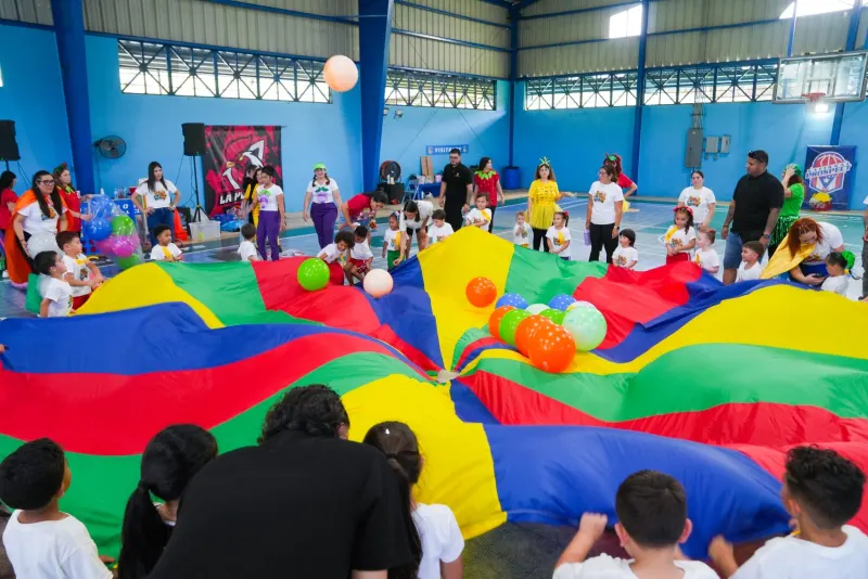 Niños participando en una actividad al aire libre en La Casita Dulce
